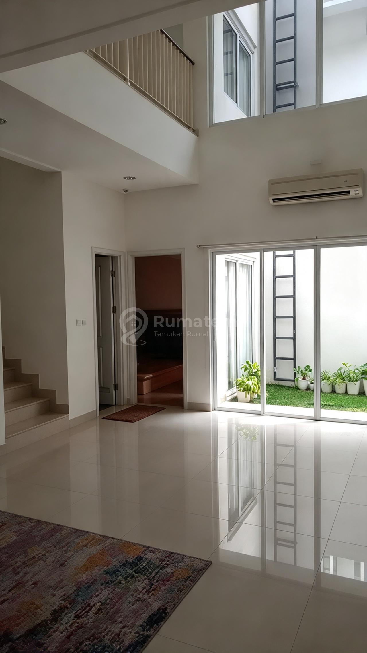 Dijual Rumah Riviera At Puri Semifurnish Kondisi Terenovasi