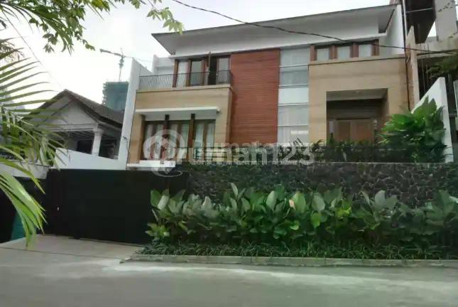 Rumah 3 Lantai di Pakubuwono Jakarta Selatan, Bagus Kokoh