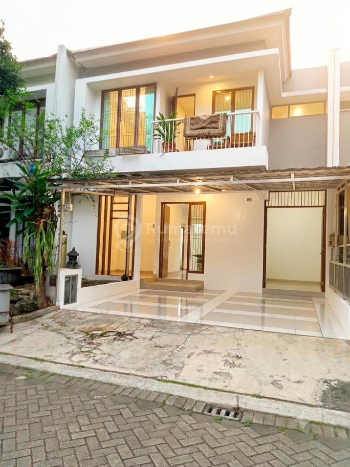 Rumah Hommy dekat taman di Graha Raya