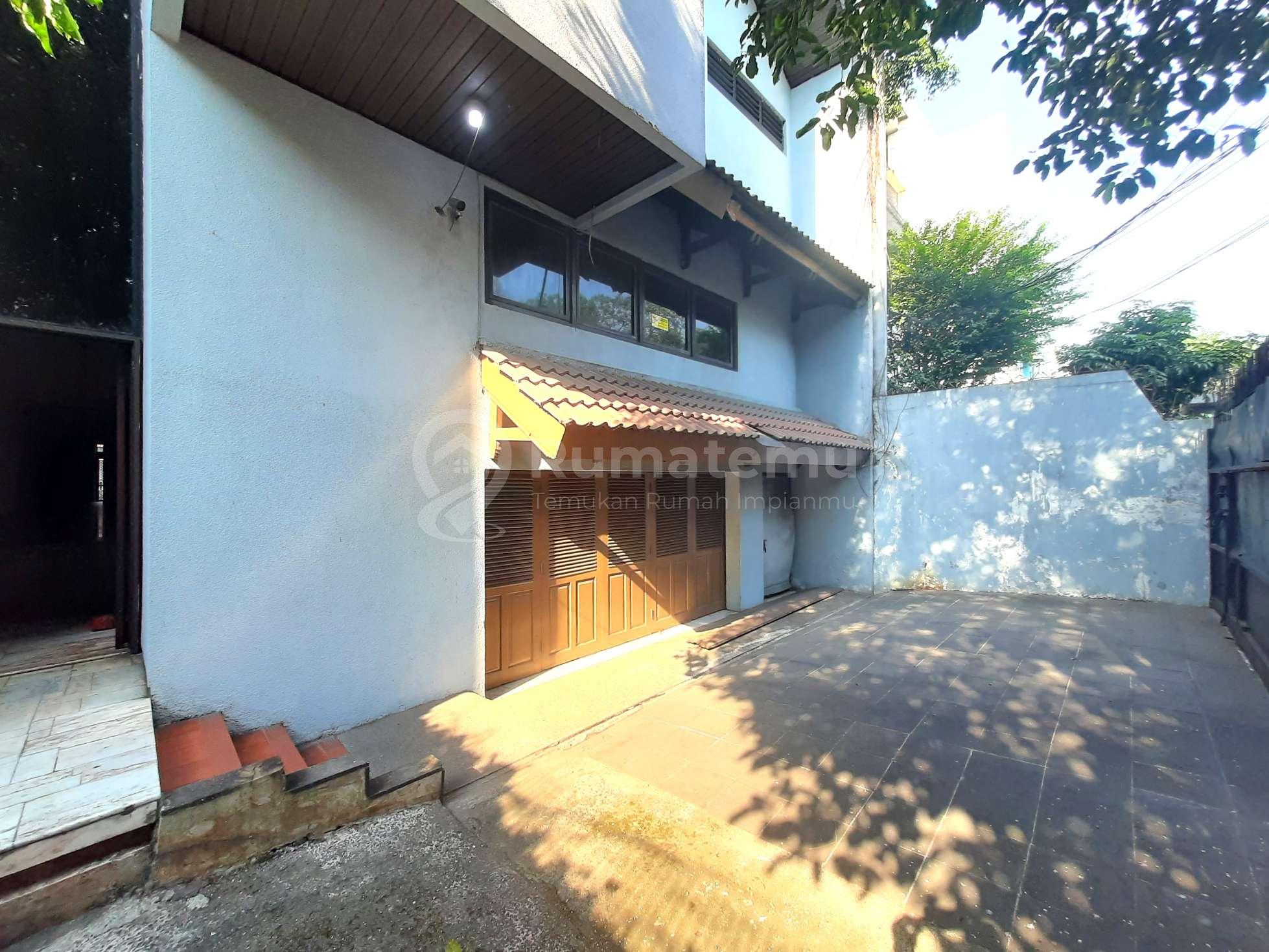 Rumah Tomang. 2.5 Lantai. 14x25. Jalan Raya 4 Mobil. Siap Huni