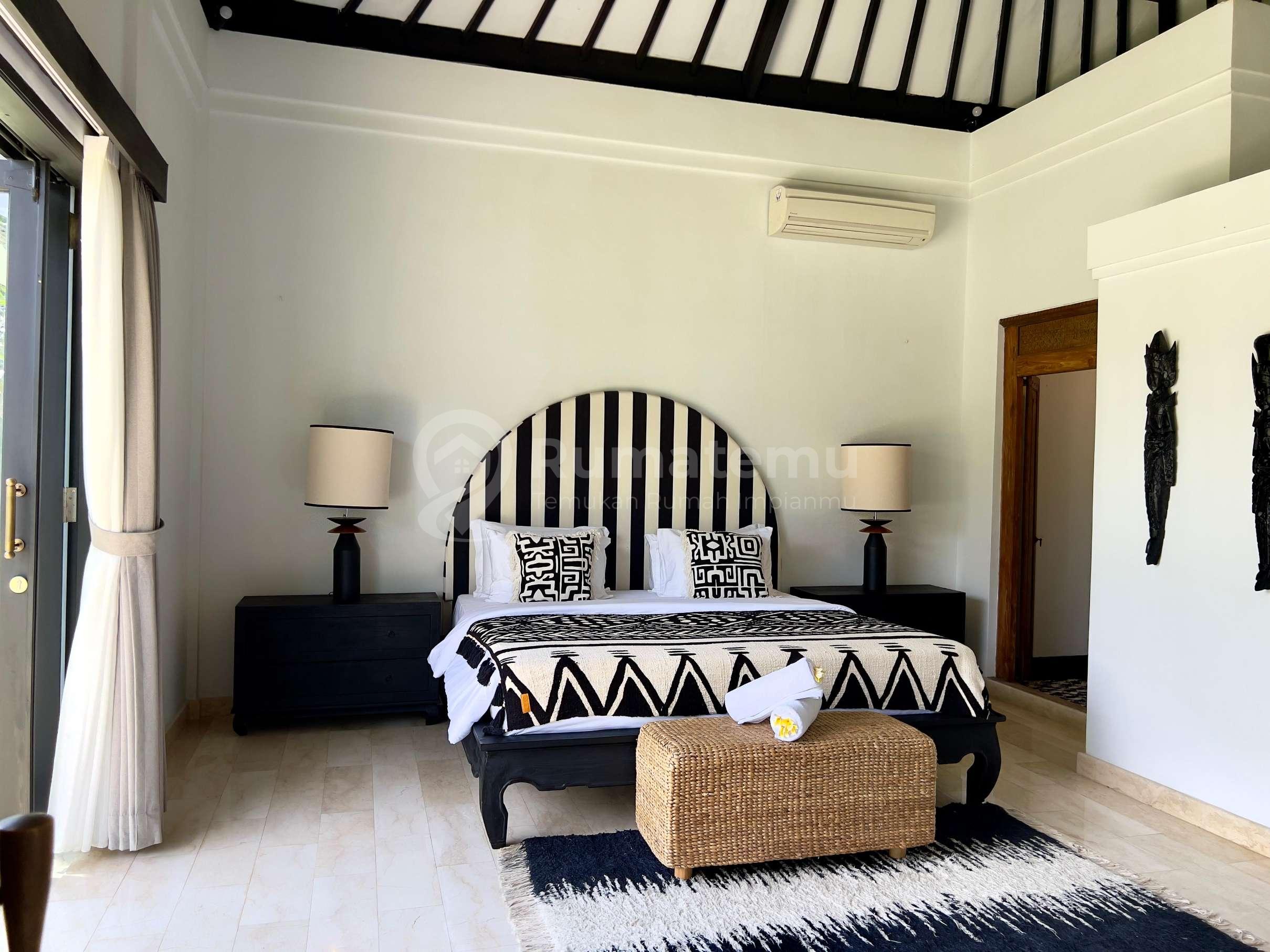  4 BEDROOMS LUXURY TROPICAL STYLE JUST 1,4 Km WALKING DISTANCE TO BATU BOLONG BEACH - CANGGU