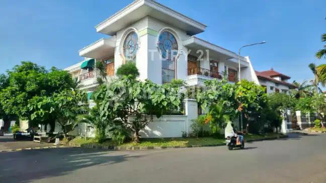 Rumah Hook Mewah Bergaya Classic Lokasi Strategis di Kembangan