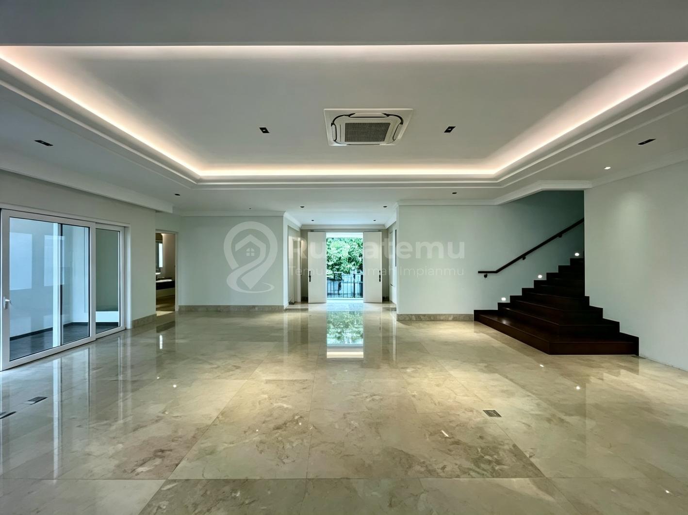Dijual Rumah Mewah di Intercon Kebon Jeruk Jakarta Barat