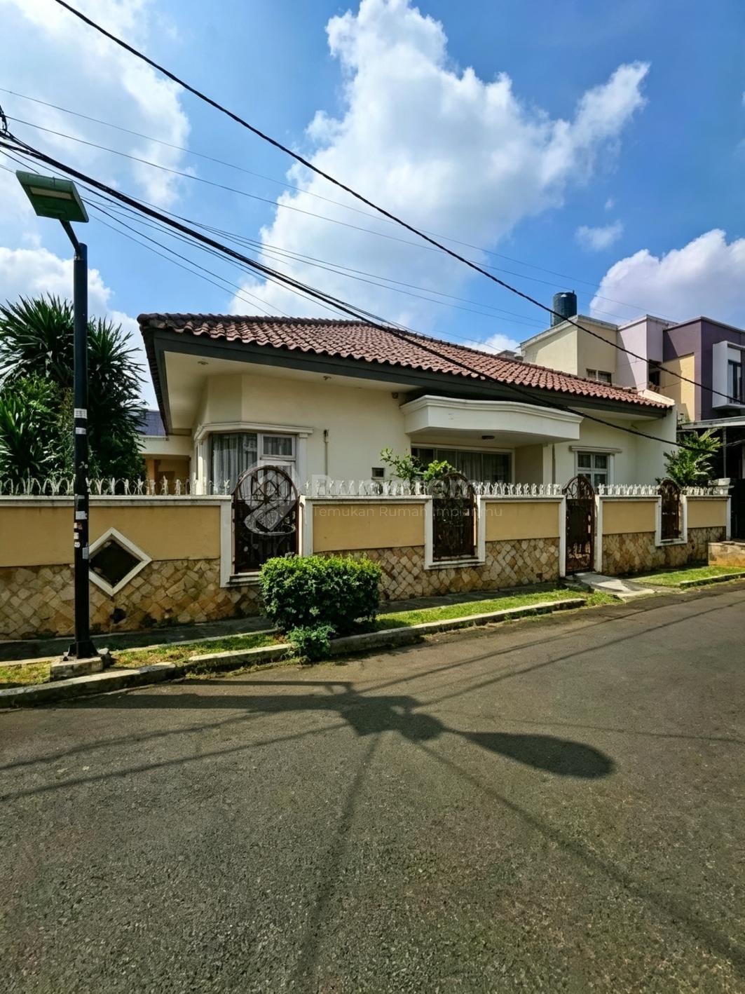 Rumah Second View Taman di Pondok Kelapa