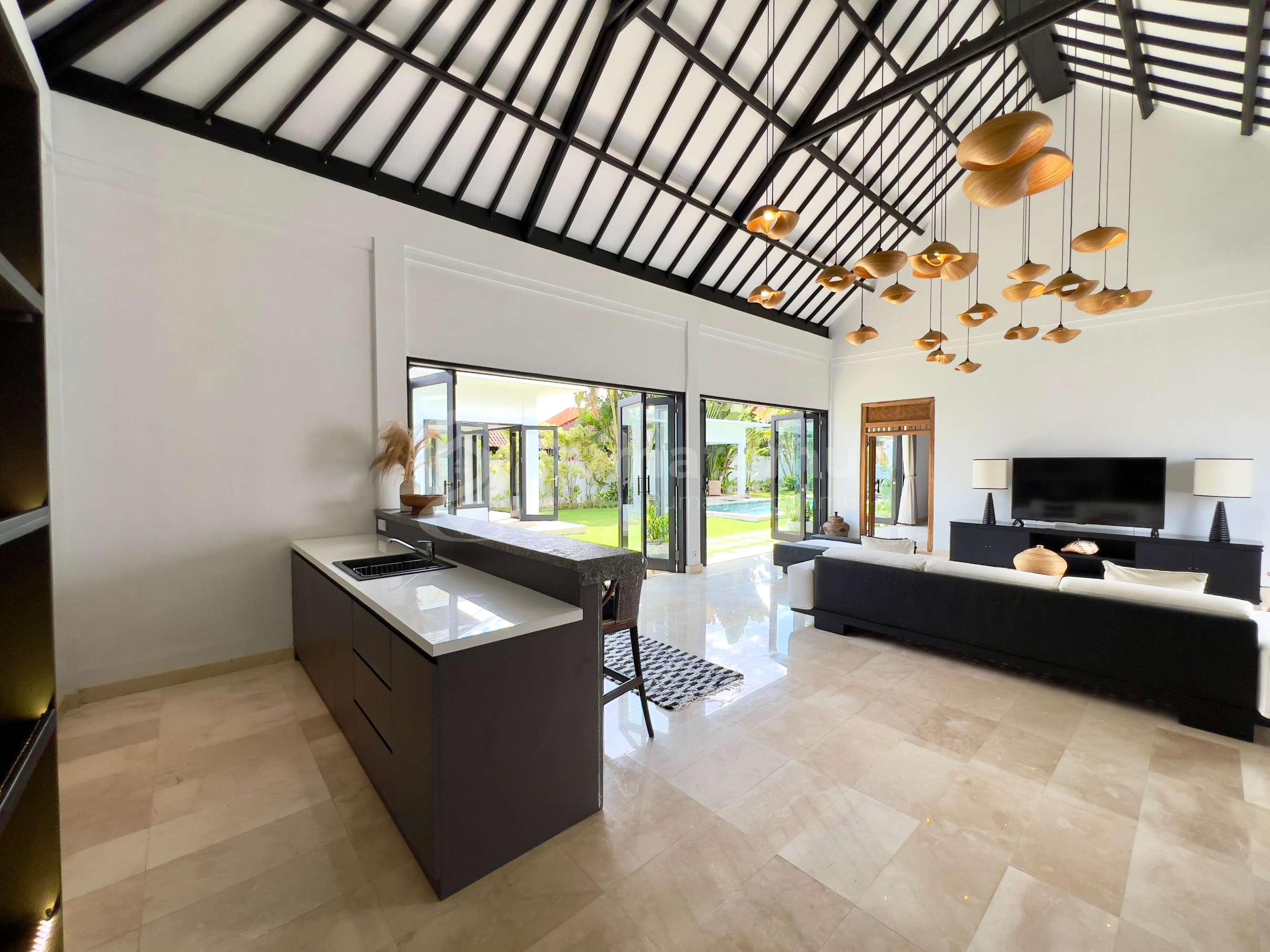  4 BEDROOMS LUXURY TROPICAL STYLE JUST 1,4 Km WALKING DISTANCE TO BATU BOLONG BEACH - CANGGU