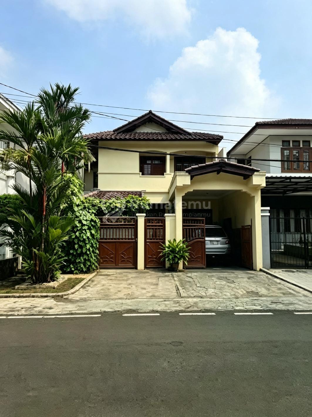 Rumah Secondary Dalam Komplek Elite Jalan Lebar