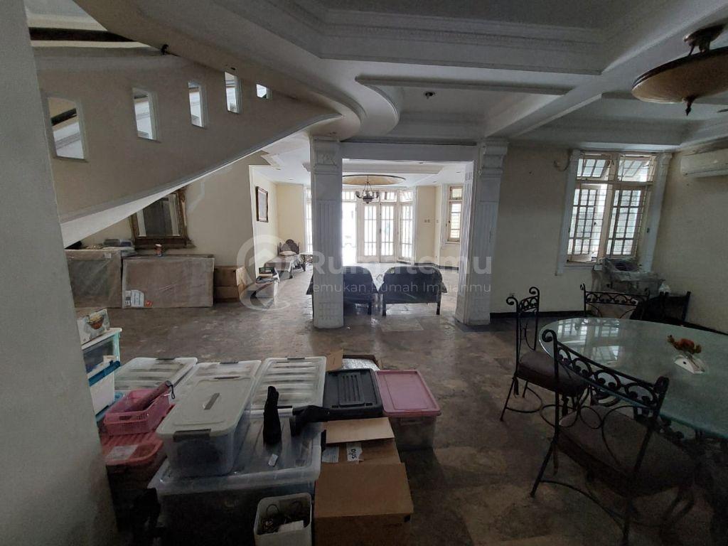DISEWA RUMAH 2 LANTAI AREA KEBAYORAN BARU