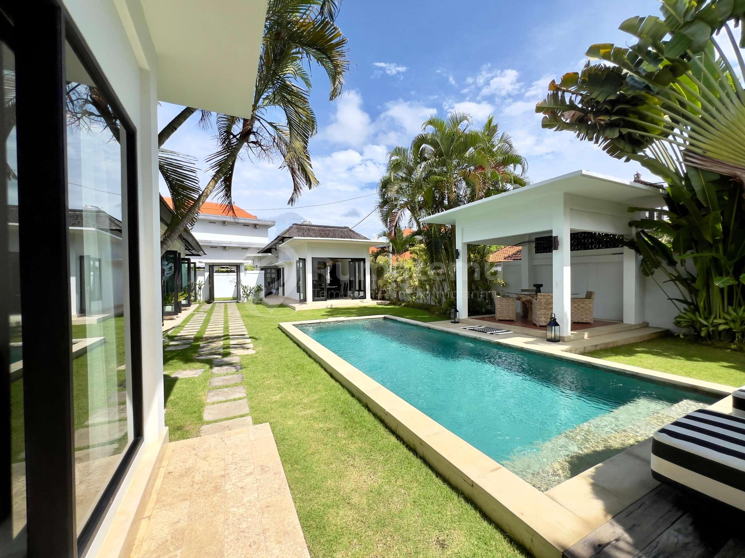  4 BEDROOMS LUXURY TROPICAL STYLE JUST 1,4 Km WALKING DISTANCE TO BATU BOLONG BEACH - CANGGU