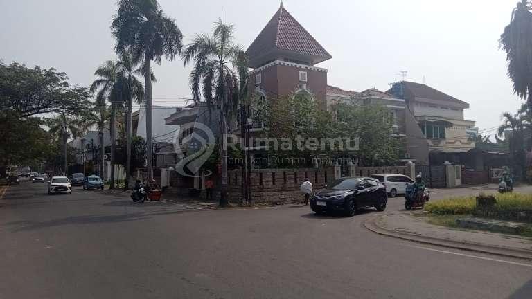 Rumah strategis di hoek