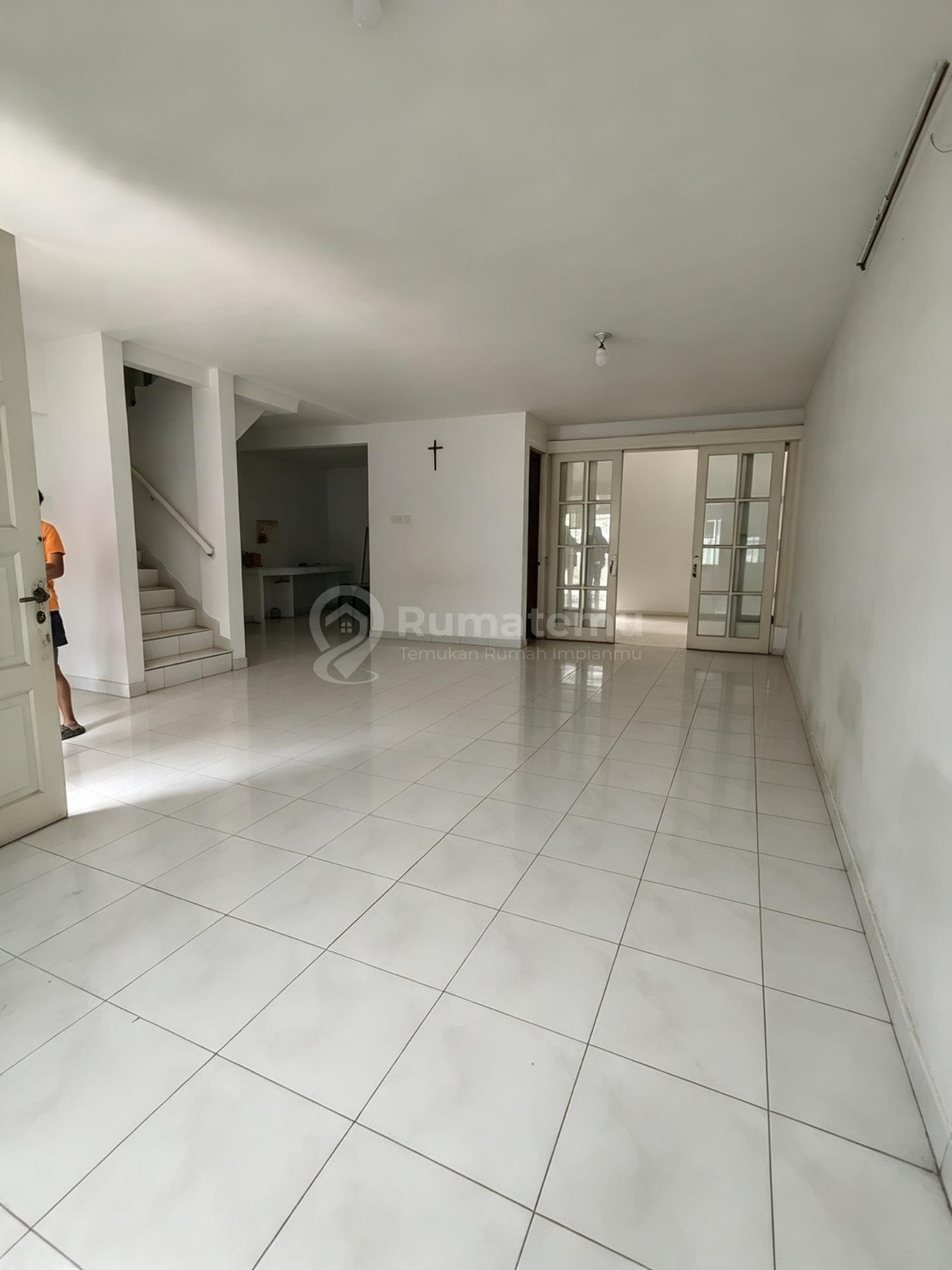 Daan Mogot Baru, Jakarta Barat..Disewakan Rumah 2 Lantai, KT 3 Diatas Semua, KM : 3, Listrik : 4400 W / 5500 W, Air Pam.-700826 | Rumah123
