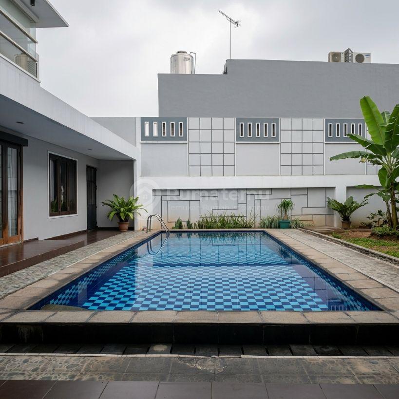 Rumah halaman luas dengan kolam renang. Bintaro