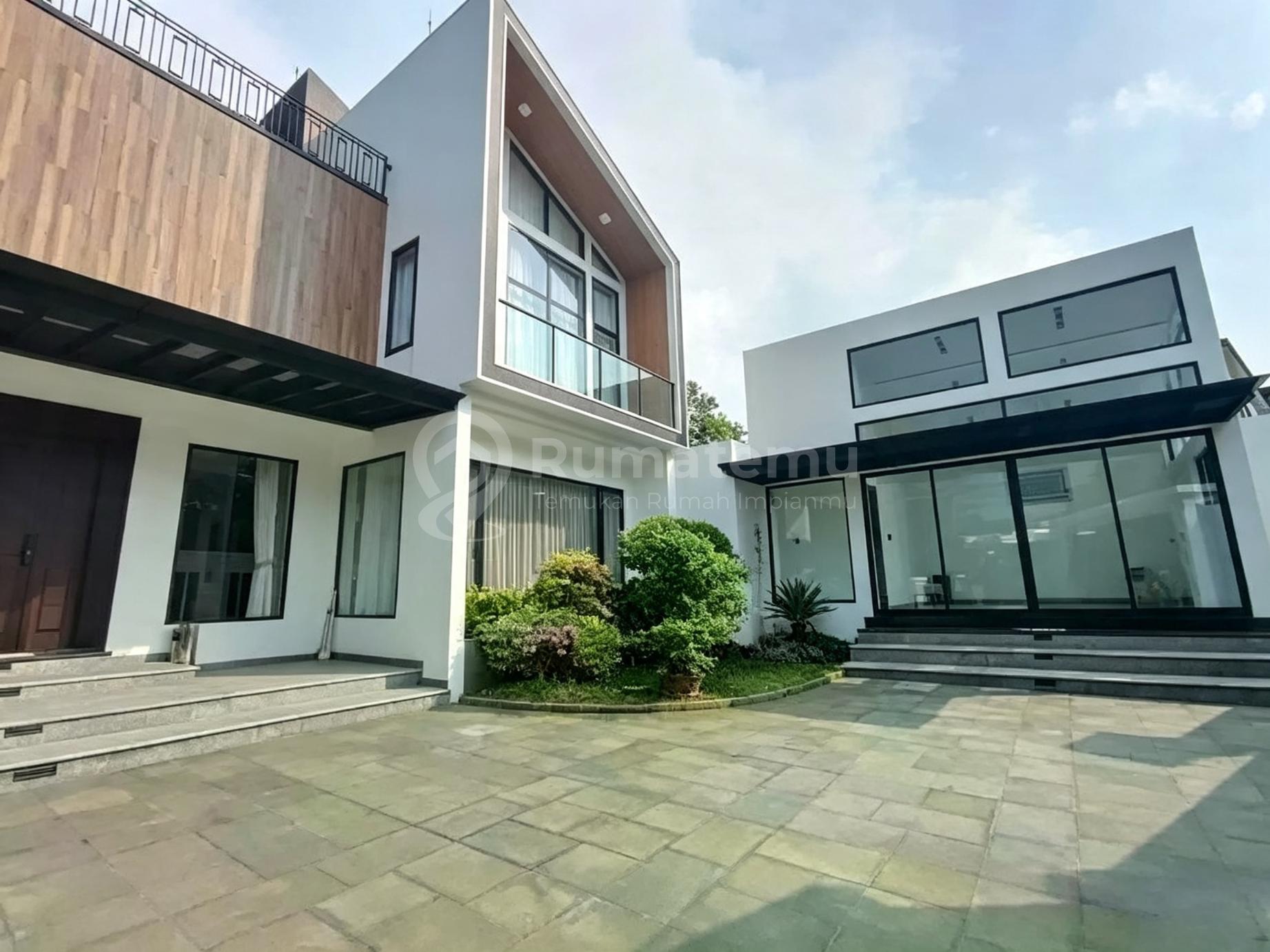 Rumah Modern Hook 3 Lantai SHM Private Pool, Kolam ikan, Sauna, Mushola, Rooftop Best View Pegunungan Sentul City, Bogor