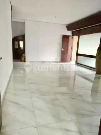 Rumah Hook Pinggir Jalan di Benhil , 500 Meter ke Gatot Subroto.