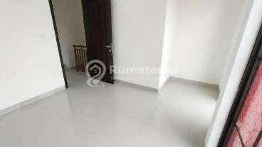 Di Jual Rugi Rumah 2 lantai siap huni Green Village Cipondoh Tangerang