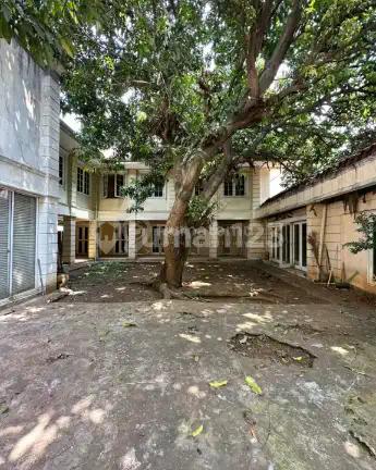Dijual Rumah 2 Lantai di Menteng. Lokasi Elite, Dekat Jl. Suwiryo