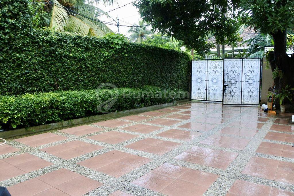 “Bukan Sekadar Rumah di Menteng — Ini Sebuah Statement.” Detail ukiran kayu yang memukau, sentuhan arsitektur eksotis, dan ambience yang begitu berkarakter. 
