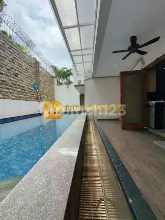 Rumah Bagus Ada Kolam Renang Lokasi Strategis di Lebak Bulus