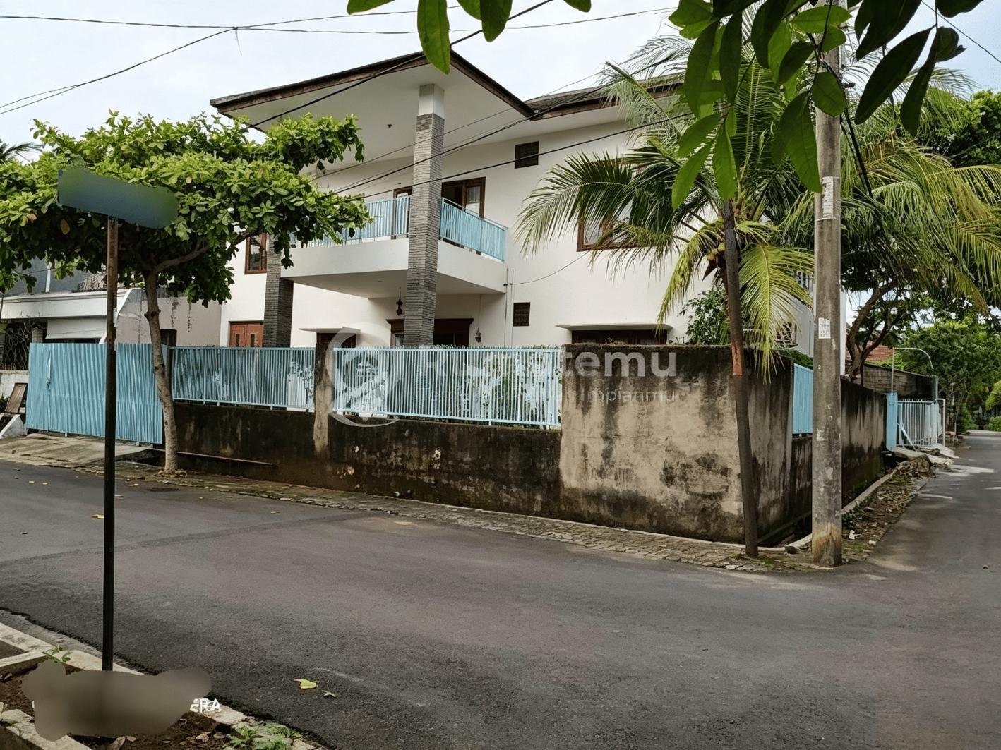 Dijual Rumah Hook komplek 2 Lantai 2 row jalan mobil Bonus Kos 8 Pintu di Bekasi