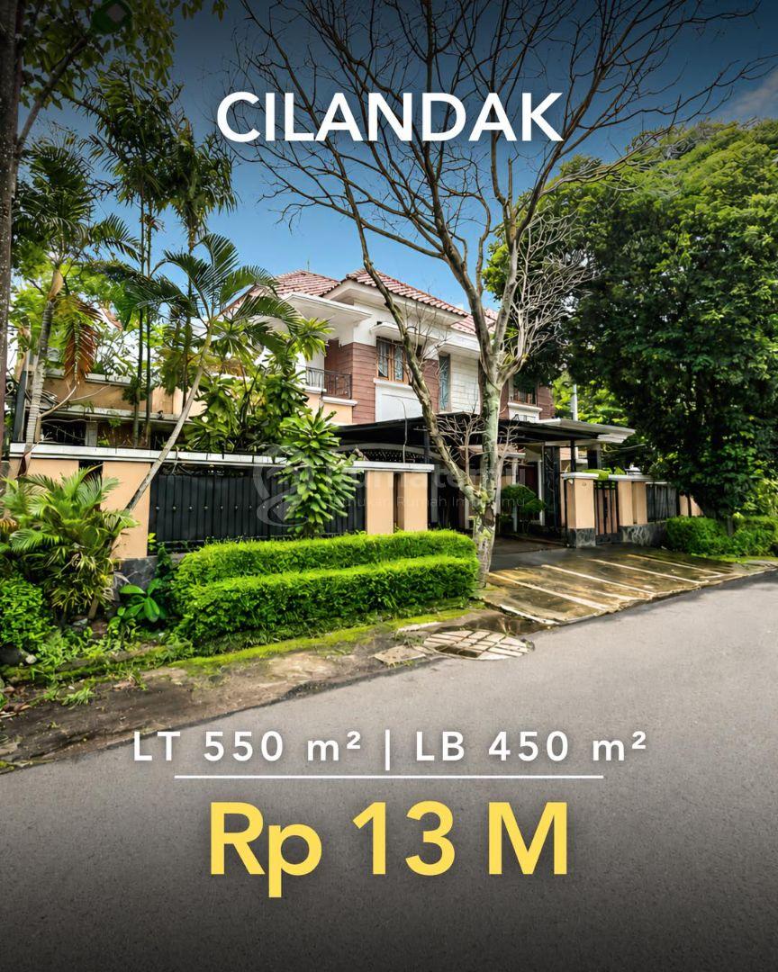 Rumah dicilandak dua lantai terawat halaman luas