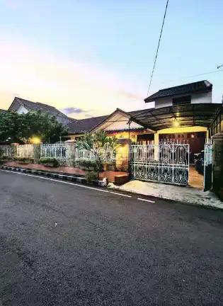 Rumah Lama Hitung Tanah di Duren Sawit Jakarta Timur