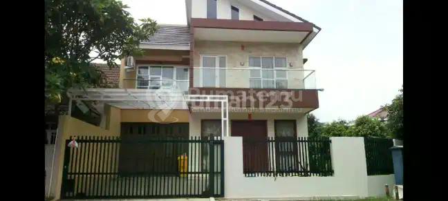Dijual Rumah Mewah 2 lantai, Hoek, Full Furnished di Giriloka