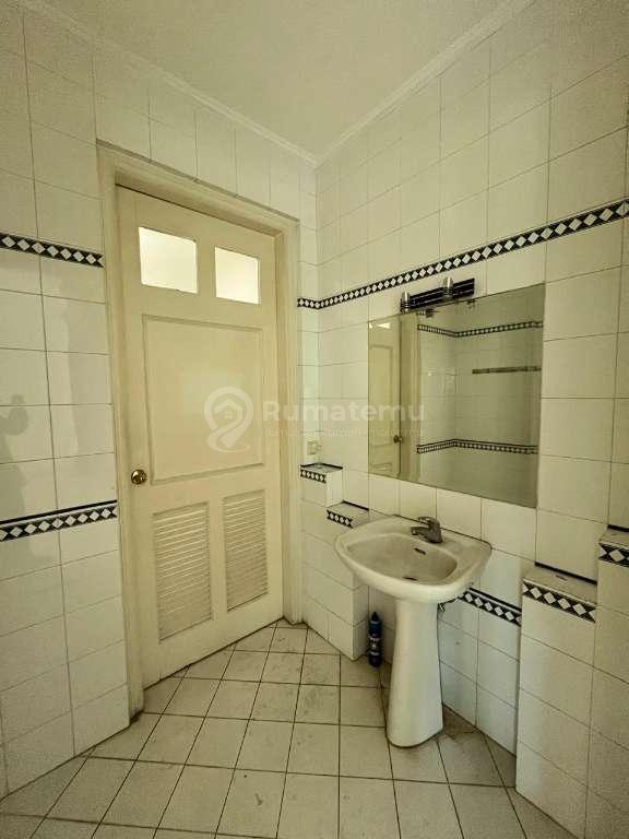 Disewakan rumah 2 lantai di Jl. Imam Bonjol, Menteng, Jakarta Pusat