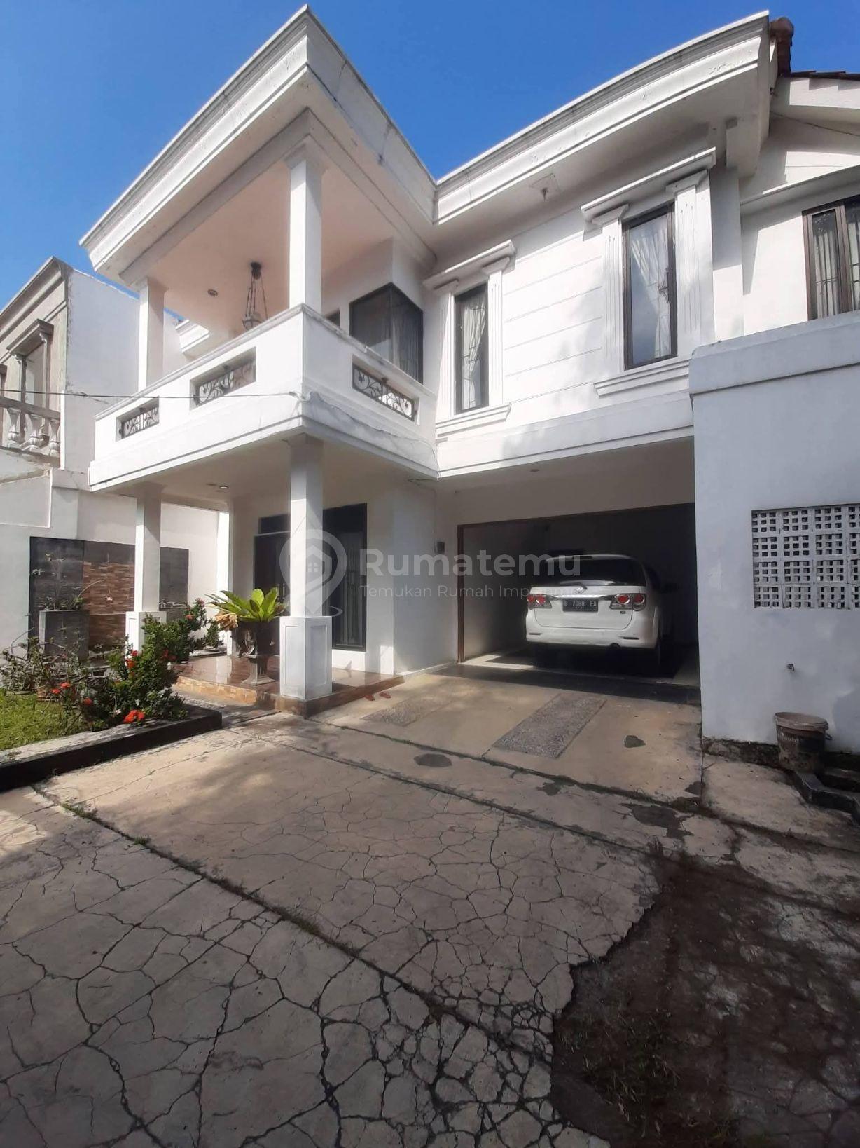 Di Jual Rumah Hook, Dua Lantai, Lokasi Sabgat Strategis, Bebas Banjir, Depan Komplek, Nego Sampai Deal