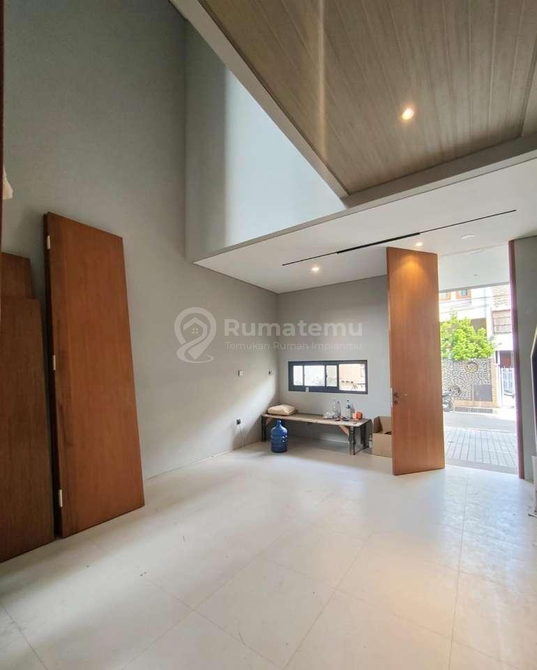Rumah Baru Dengan Rofftop Dalam Komplek Tenang Di Pondok Bambu Jakarta Timur 