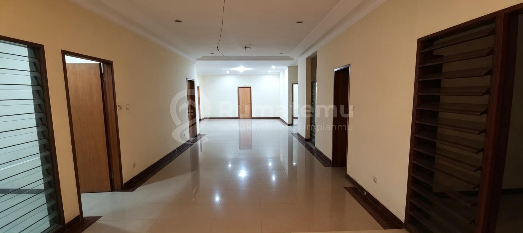 Cocok Tinggal/Kantor/Resto/Klinik, Siap Huni Pinggir Jalan Area Thamrin-Sudirman, 400 Meter ke MRT dan 800 Meter ke Bundaran Hi,