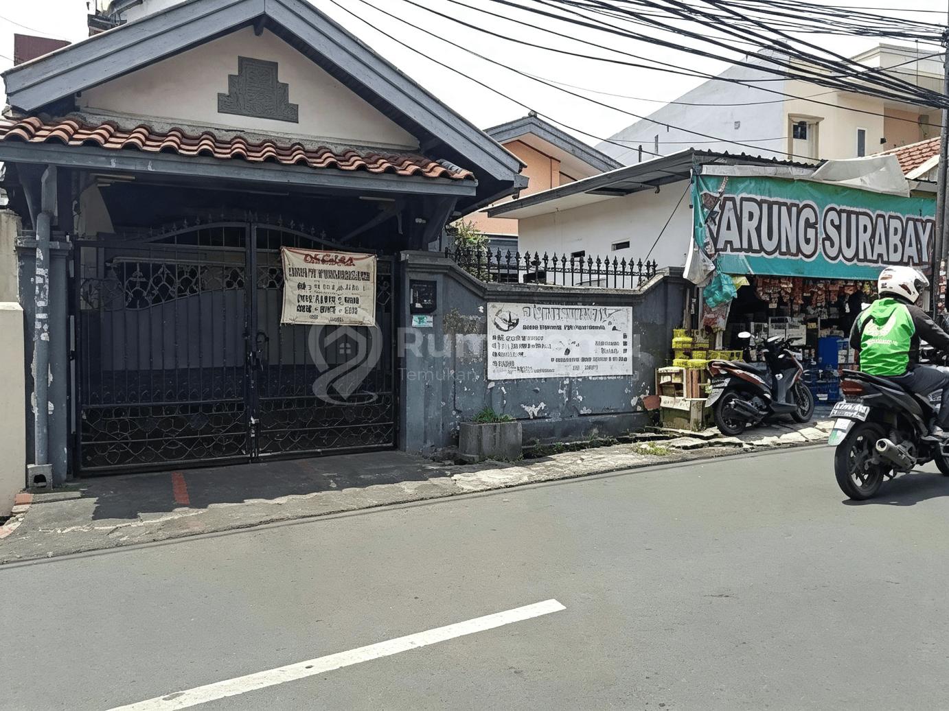 Dijual Rumah dengan Letak Strategis Dikebon Jeruk+2Toko Usaha