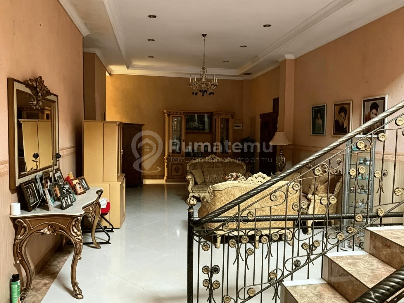 Rumah Mewah 3 Lantai Masuk Komplek, 500 Meter Ke Tomang Raya