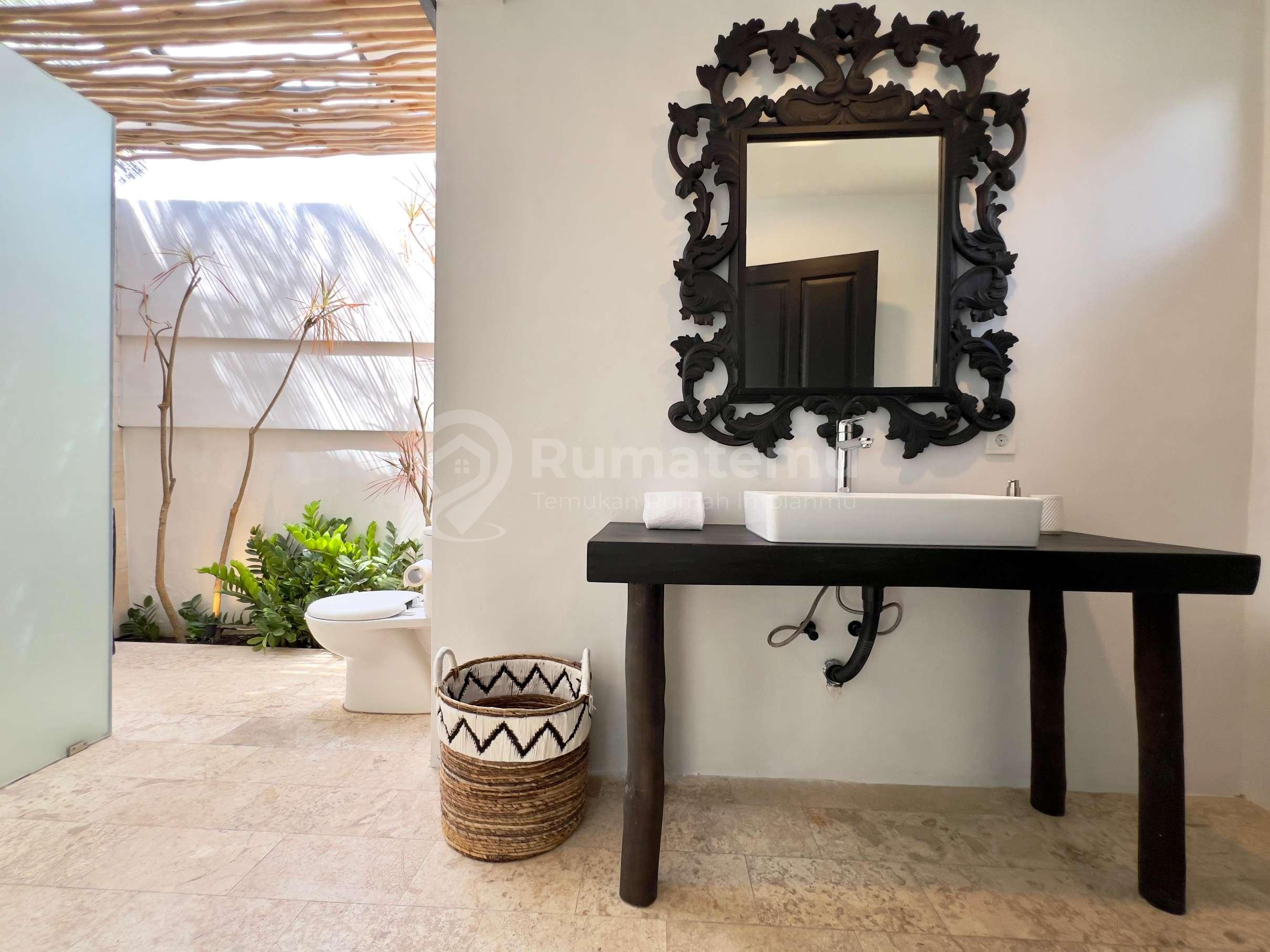  4 BEDROOMS LUXURY TROPICAL STYLE JUST 1,4 Km WALKING DISTANCE TO BATU BOLONG BEACH - CANGGU