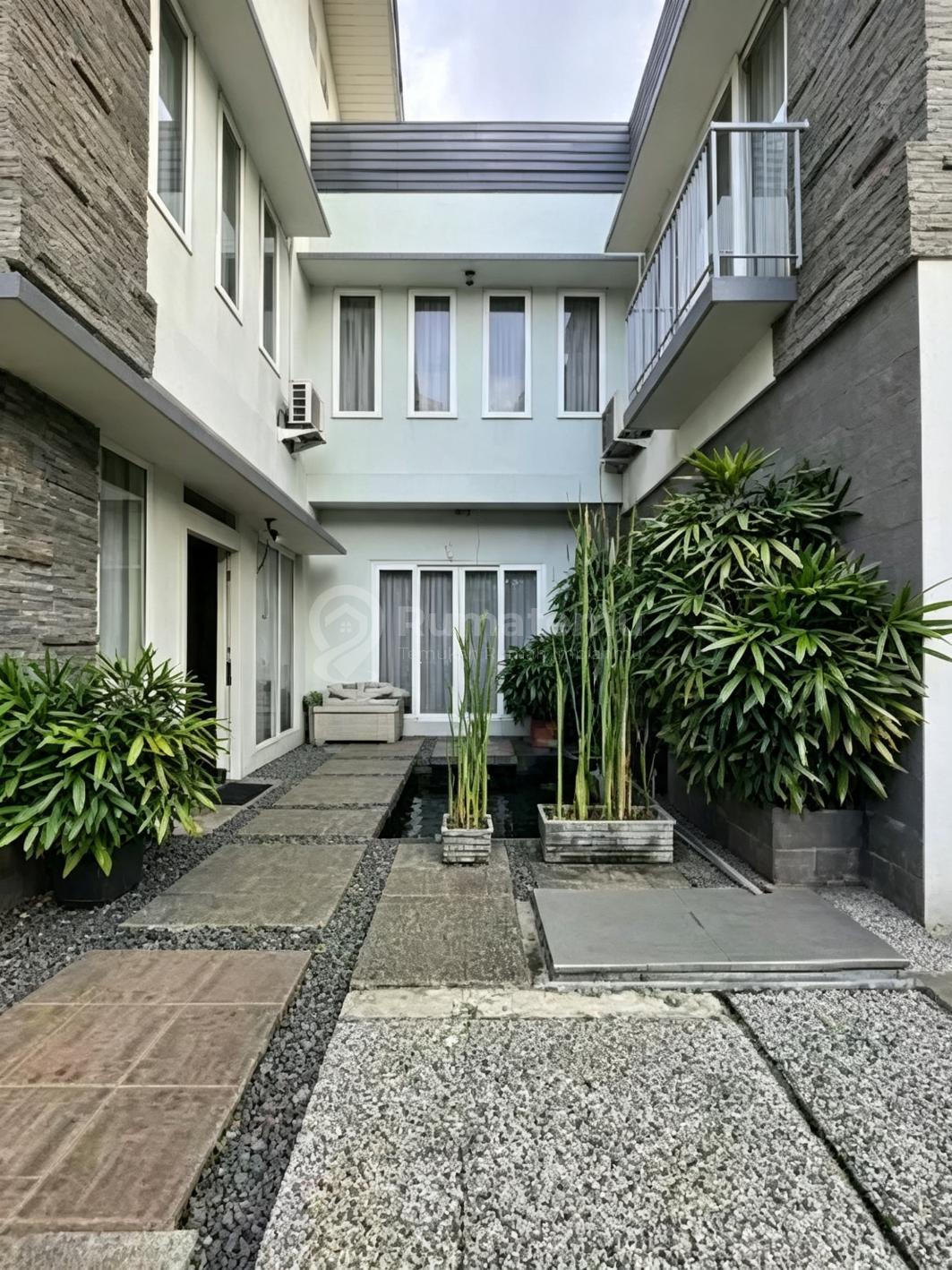 Rumah Secondary Dalam Komplek Favorit di Duren Sawit