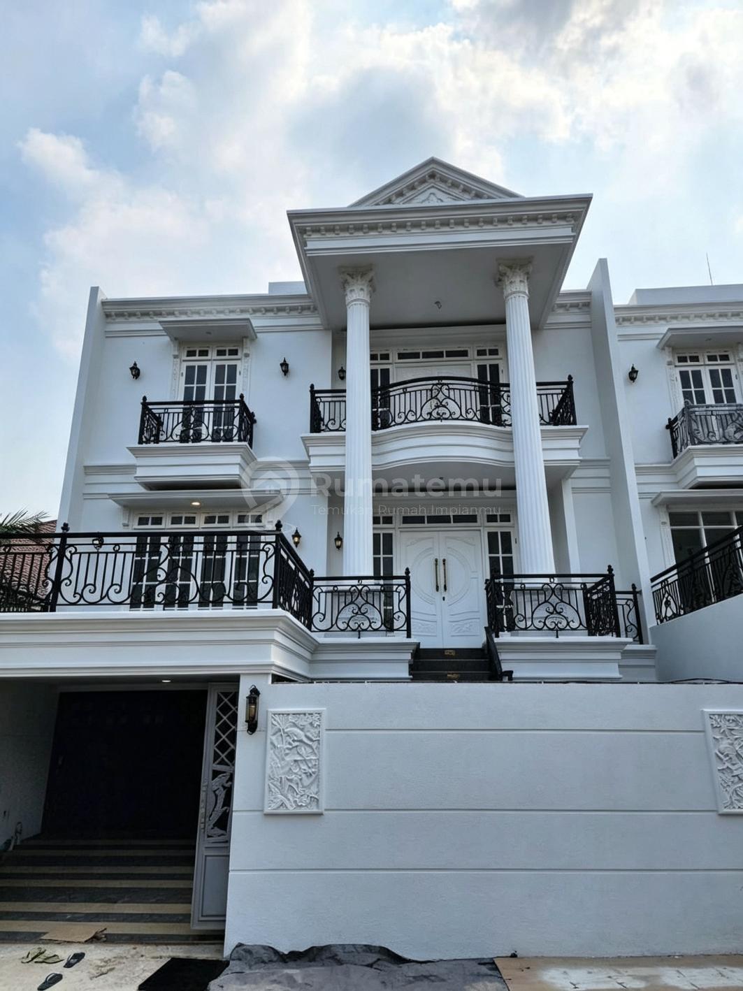 Dijual Brand New White House + Swimming Pool Bangunan Bata Merah di Cilandak, Jakarta Selatan