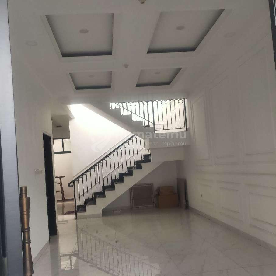 Dijual Rumah baru klasik modern Lokasi dekat ke Permata hijau, Senayan, Kebayoran lama di Kebon Jeruk