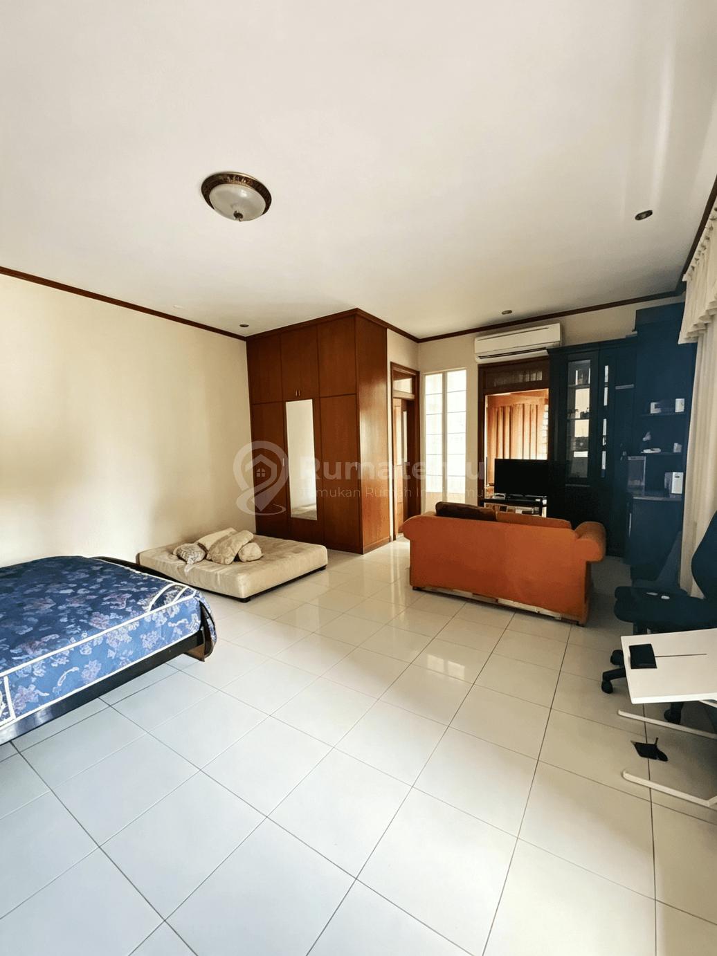 Rumah dengan bangunan 2 lantai Lokasi Strategis di Jln Pertanian Lebak Bulus, 100 M ke Jln Raya