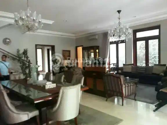 Rumah Bagus Semi Furnished SHM Menteng, Jakarta Pusat Luxurious Landing House in Central Jakarta