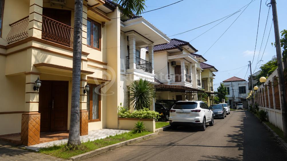 Dijual rumah Di belakang msh ada halaman yg ckp luas BU Pejaten, Pasar Minggu, Jakarta Selatan