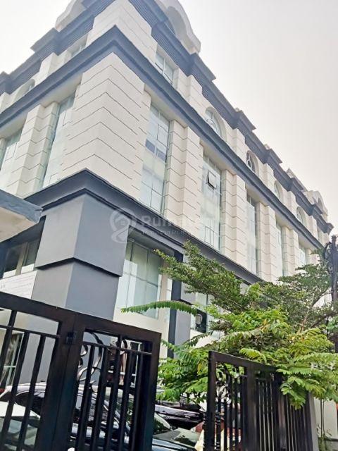 Gedung Perkantoran, Hoek, Ada Basement, Area Parkir 25Mbl di Grogol. 20770