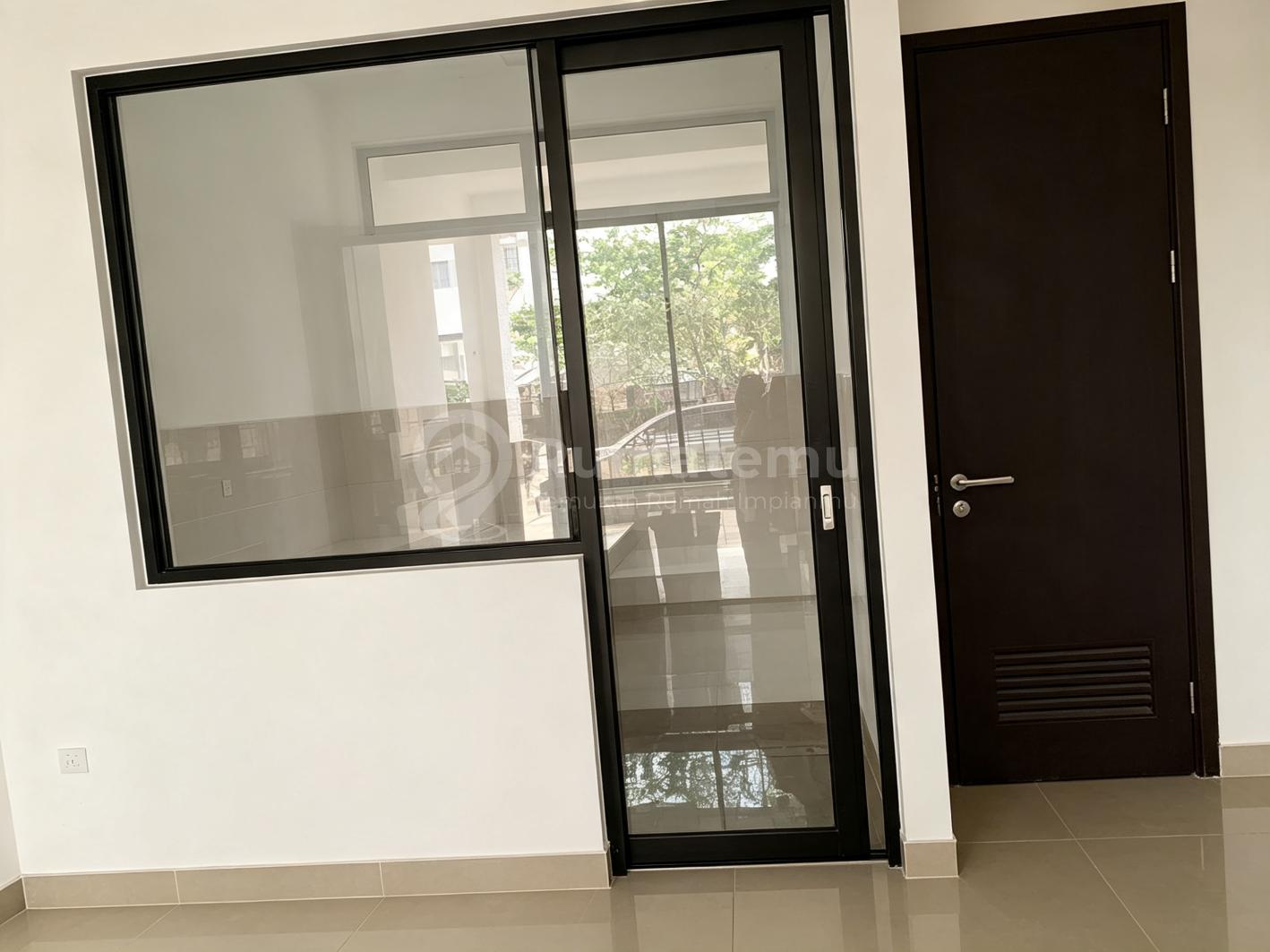 Dijual Rumah PIK2 Osaka Residence siap huni view kolam renang