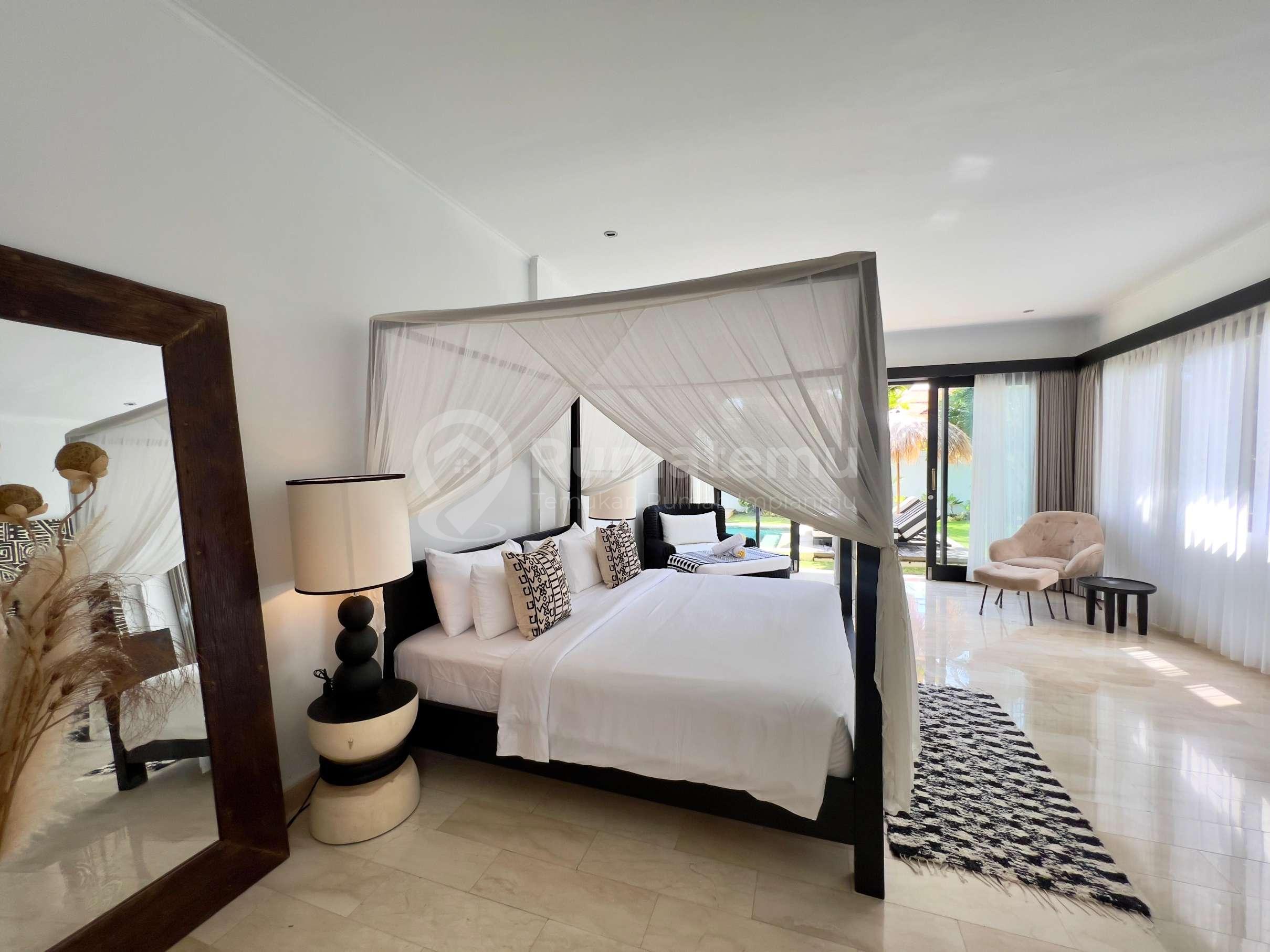  4 BEDROOMS LUXURY TROPICAL STYLE JUST 1,4 Km WALKING DISTANCE TO BATU BOLONG BEACH - CANGGU