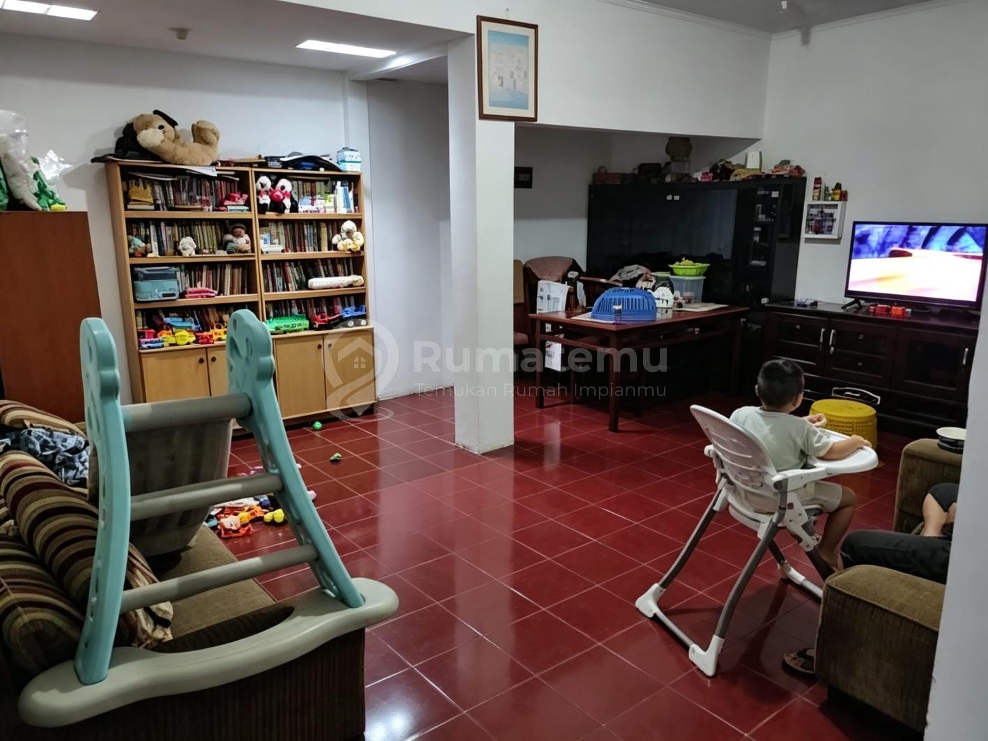 Dijual rumah 1 menit ke Jl. Sultan Iskandar Muda harga tanah NJOP saja di Kebayoran Lama, Jakarta