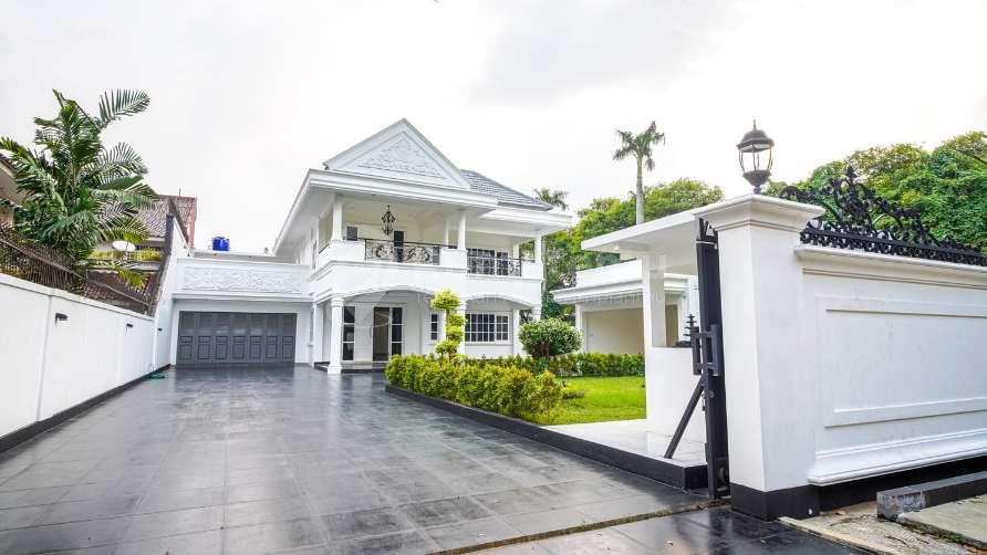 Dijual rumah sultan American classic design minimalis dan modern dengan halaman belakang yang luas, Mampang Prapatan