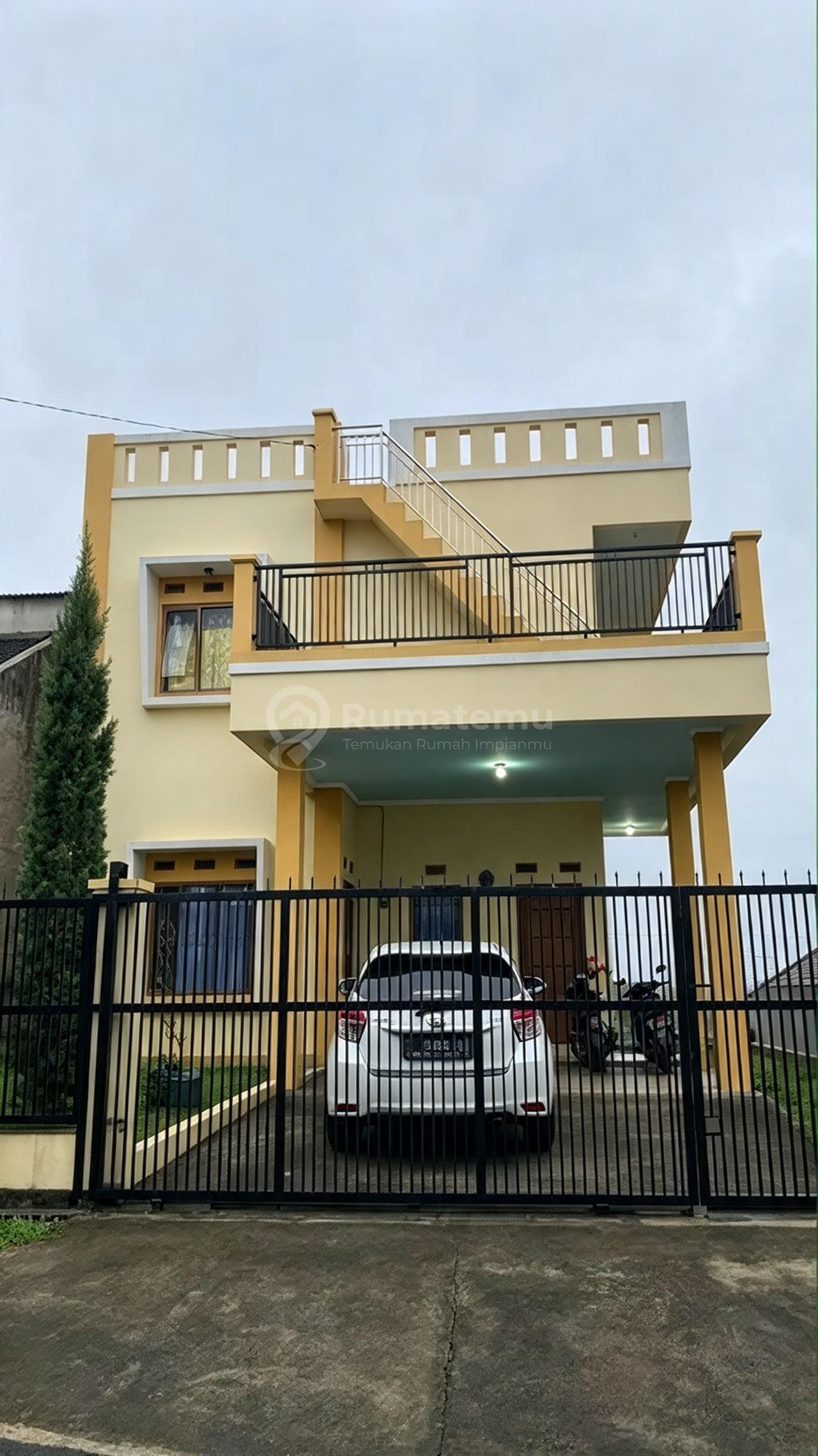 Disewakan Rumah 3+1 KT 2 Lantai di Cipageran Cimahi