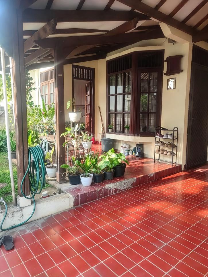 Dijual Rumah 2 Lantai Siap Huni Depan Taman Di Bintaro Jaya Sektor 2,  dekat pasar modern Bintaro 2 dekat stasiun pondok Ranji dekat Masjid Jami sektor 2 akses ke Pondok Indah 10 menit.