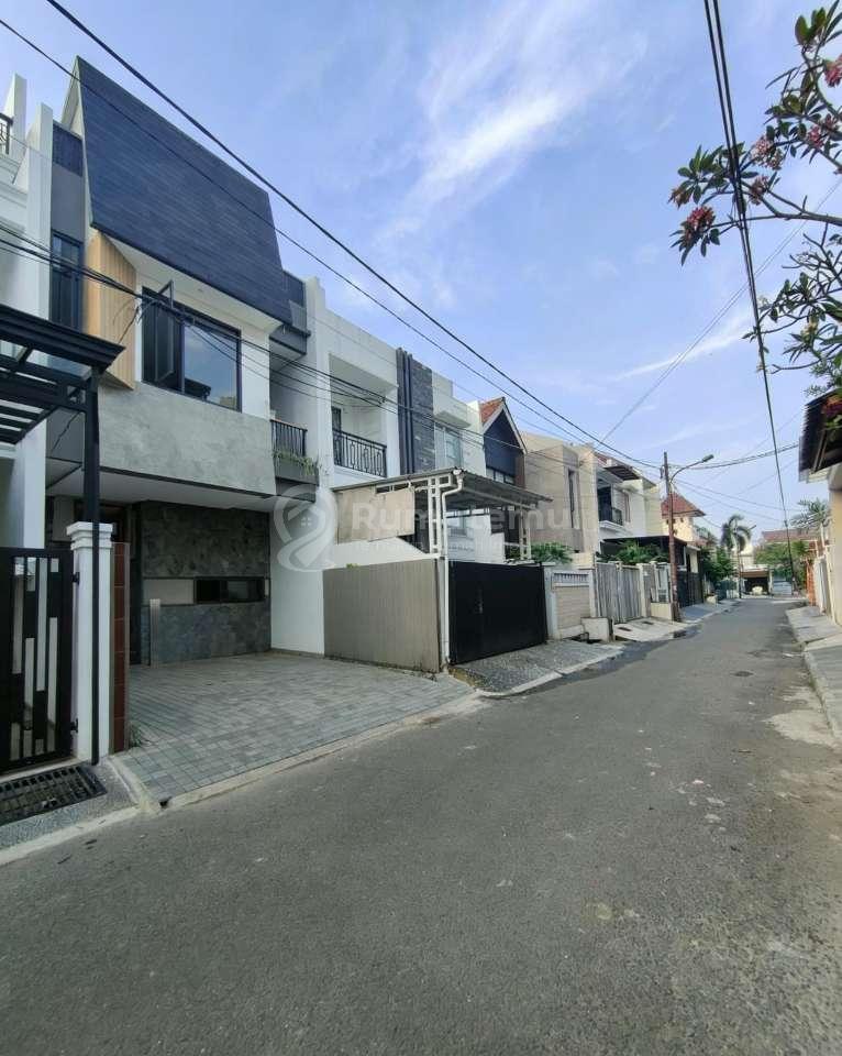 Rumah Baru Dengan Rofftop Dalam Komplek Tenang Di Pondok Bambu Jakarta Timur 