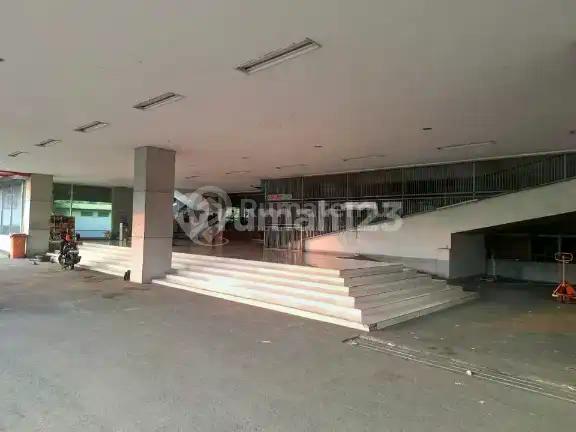 Gedung Usaha 2 Lantai ditengah Kota Pusat Keramaian dengan Area Parkir dan Halaman Yang Luas