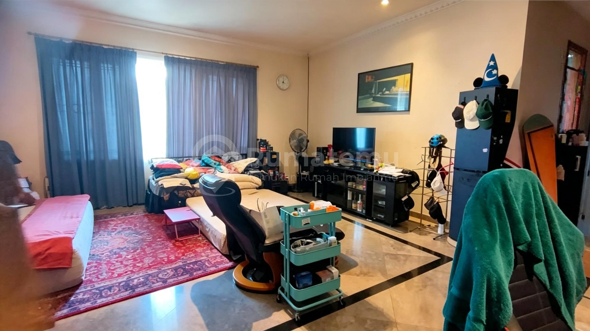 Dijual Rumah + Swimming Pool Lokasi Strategis di Cinere