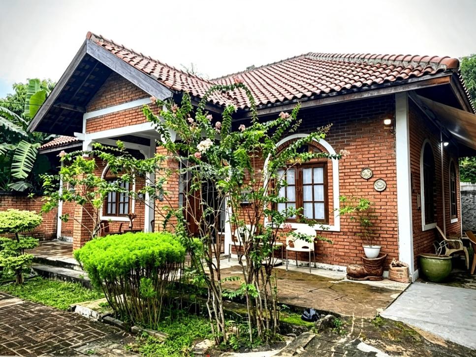 Dijual Rumah Bagus Dengan Halaman Asri Dan Harga Menarik Di Pondok Kacang Barat