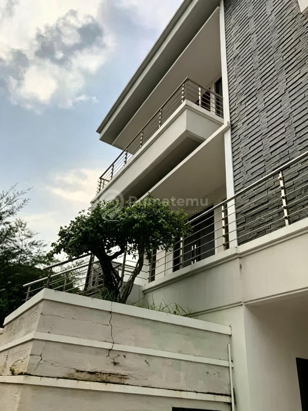 Rumah Mewah Permata Buana 4+1 Br Fasilitas Lengkap